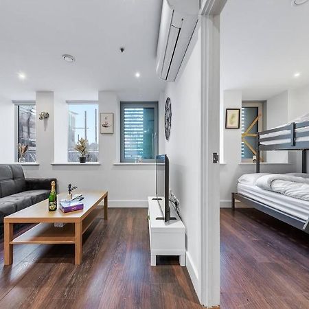 Апартаменты Sleep 7 20 Mins From London Waterloo Bp8 Экстерьер фото