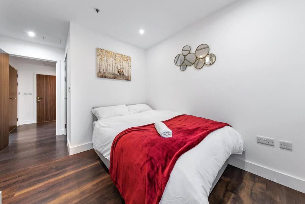 Апартаменты Sleep 7 20 Mins From London Waterloo Bp8 Экстерьер фото